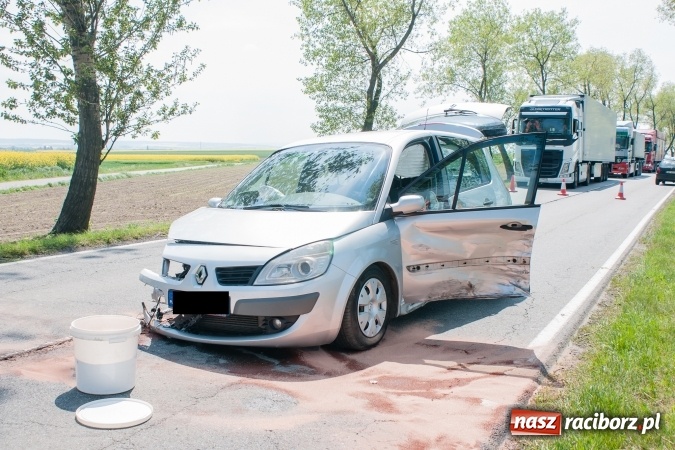 Zdjęcie w galerii na portalu naszraciborz.pl: Wypadek na trasie Pietrowice Wielkie - Racibórz. Dwie osoby w szpitalu, sprawca doznał urazu kręgosłupa  wiadomości z regionu