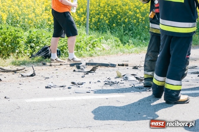 Zdjęcie w galerii na portalu naszraciborz.pl: Wypadek na trasie Pietrowice Wielkie - Racibórz. Dwie osoby w szpitalu, sprawca doznał urazu kręgosłupa  wiadomości z regionu