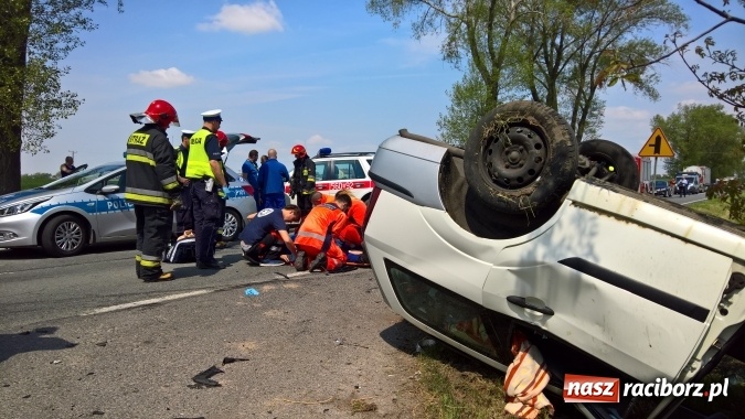 Zdjęcie w galerii na portalu naszraciborz.pl: Wypadek na trasie Pietrowice Wielkie - Racibórz. Dwie osoby w szpitalu, sprawca doznał urazu kręgosłupa  wiadomości z regionu