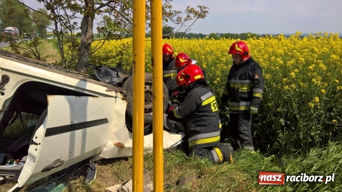 Zdjęcie w galerii na portalu naszraciborz.pl: Wypadek na trasie Pietrowice Wielkie - Racibórz. Dwie osoby w szpitalu, sprawca doznał urazu kręgosłupa  wiadomości z regionu