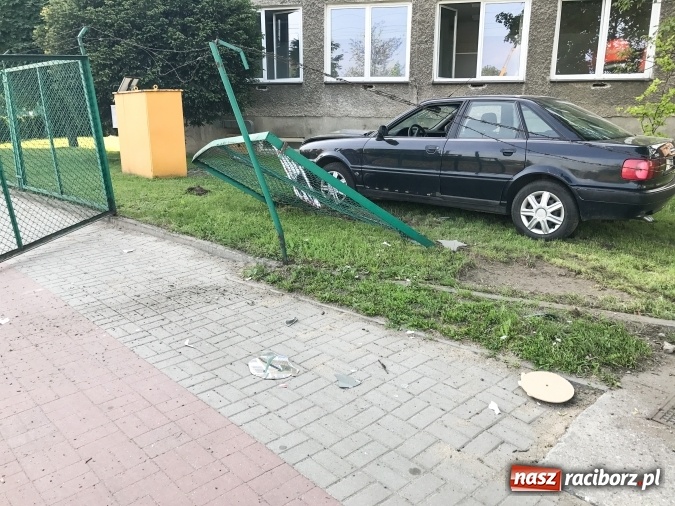 Zdjęcie w galerii na portalu naszraciborz.pl: Audi staranowało ogrodzenie wodociągów  wiadomości z regionu