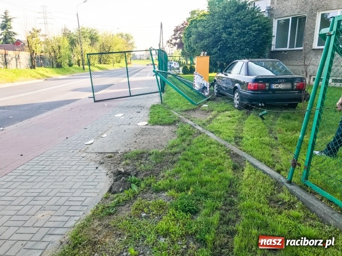 Zdjęcie w galerii na portalu naszraciborz.pl: Audi staranowało ogrodzenie wodociągów  wiadomości z regionu