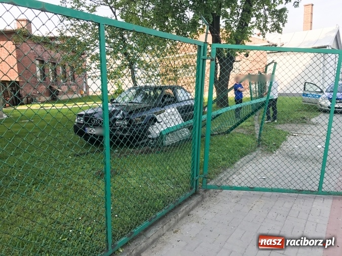 Zdjęcie w galerii na portalu naszraciborz.pl: Audi staranowało ogrodzenie wodociągów  wiadomości z regionu