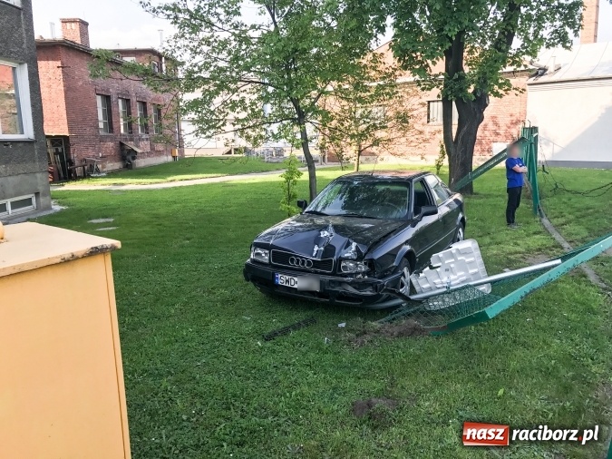 Zdjęcie w galerii na portalu naszraciborz.pl: Audi staranowało ogrodzenie wodociągów  wiadomości z regionu