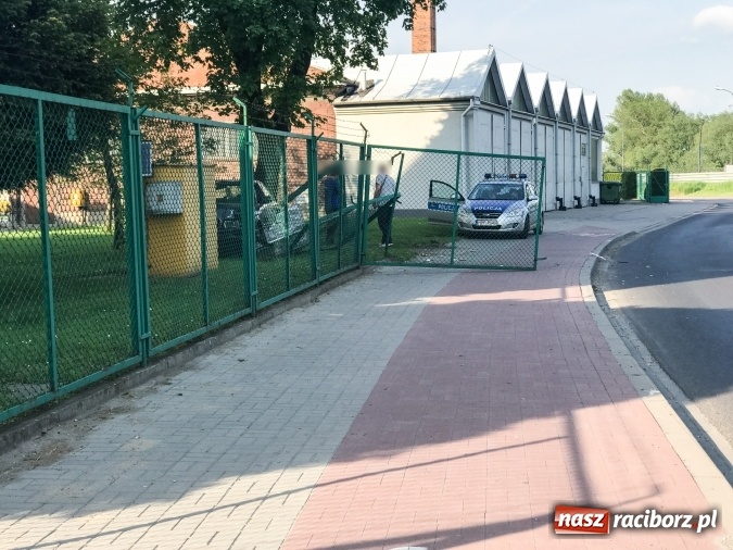 Zdjęcie w galerii na portalu naszraciborz.pl: Audi staranowało ogrodzenie wodociągów  wiadomości z regionu