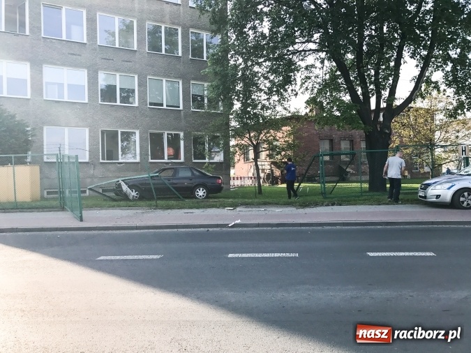 Zdjęcie w galerii na portalu naszraciborz.pl: Audi staranowało ogrodzenie wodociągów  wiadomości z regionu