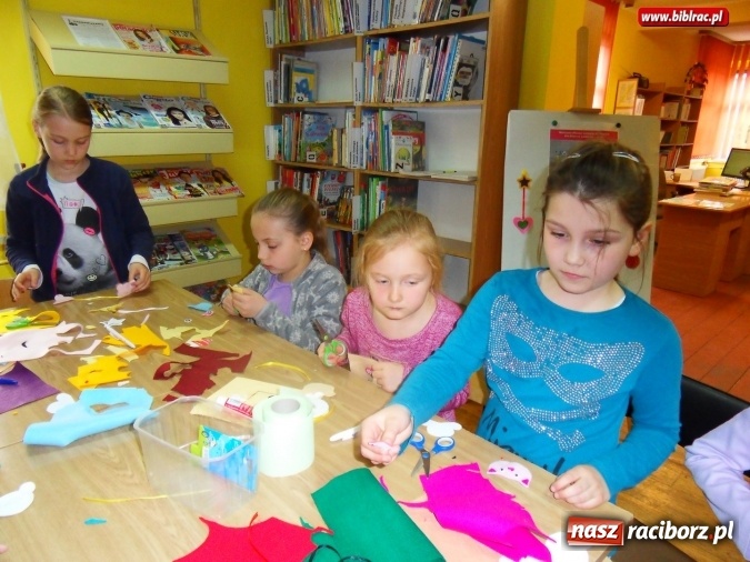 Zdjęcie w galerii na portalu naszraciborz.pl: Warsztatowy zawrót głowy w bibliotece w Markowicach  wiadomości z regionu