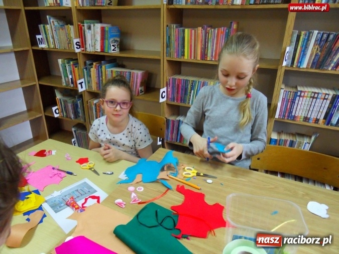 Zdjęcie w galerii na portalu naszraciborz.pl: Warsztatowy zawrót głowy w bibliotece w Markowicach  wiadomości z regionu