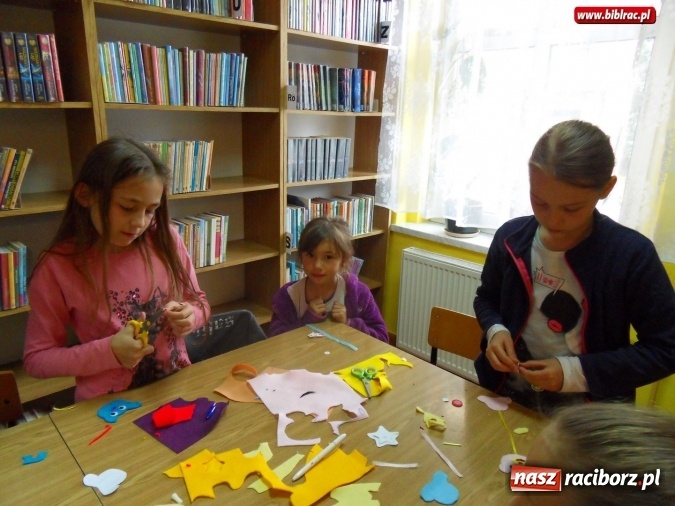 Zdjęcie w galerii na portalu naszraciborz.pl: Warsztatowy zawrót głowy w bibliotece w Markowicach  wiadomości z regionu