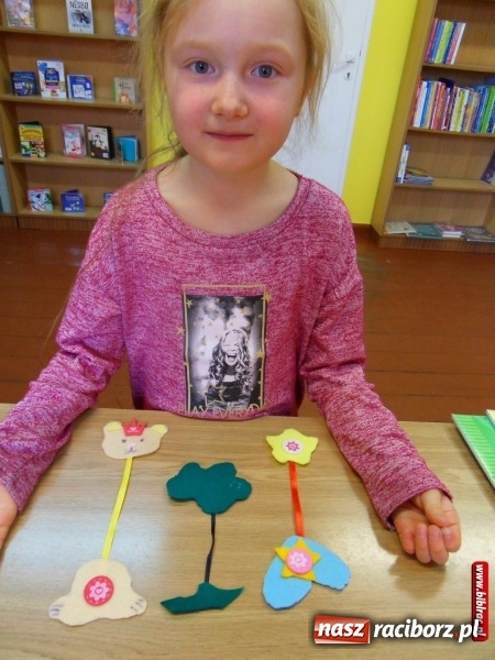 Zdjęcie w galerii na portalu naszraciborz.pl: Warsztatowy zawrót głowy w bibliotece w Markowicach  wiadomości z regionu