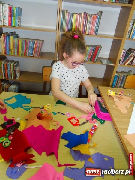 Zdjęcie w galerii na portalu naszraciborz.pl: Warsztatowy zawrót głowy w bibliotece w Markowicach  wiadomości z regionu