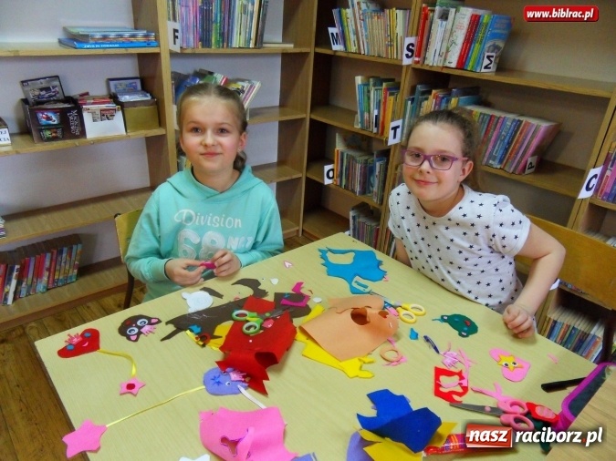 Zdjęcie w galerii na portalu naszraciborz.pl: Warsztatowy zawrót głowy w bibliotece w Markowicach  wiadomości z regionu