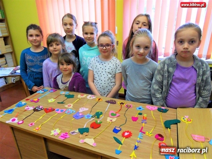 Zdjęcie w galerii na portalu naszraciborz.pl: Warsztatowy zawrót głowy w bibliotece w Markowicach  wiadomości z regionu