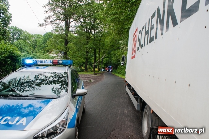 Zdjęcie w galerii na portalu naszraciborz.pl: Samochód dostawczy przewrócił słup energetyczny w Nędzy wiadomości z regionu