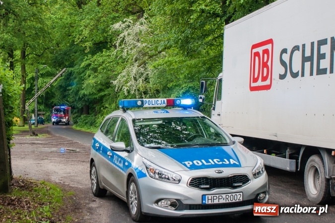 Zdjęcie w galerii na portalu naszraciborz.pl: Samochód dostawczy przewrócił słup energetyczny w Nędzy wiadomości z regionu