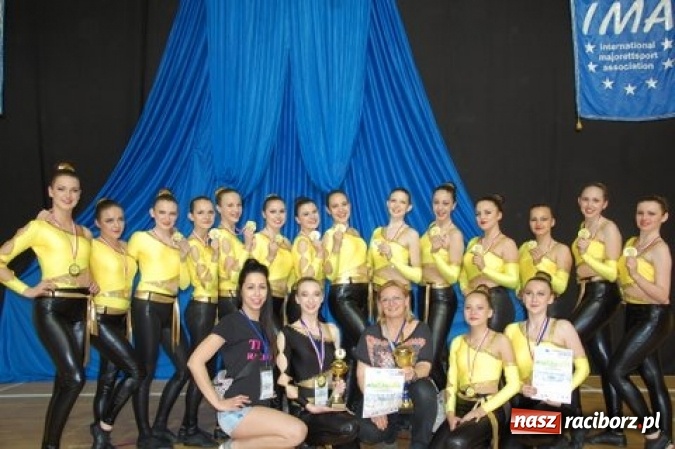 Zdjęcie w galerii na portalu naszraciborz.pl: Mażoretki ze Stowarzyszenia Kultury Ziemi Raciborskiej Źródło ponownie zdobywają Grand Prix Mistrzostw Polski  wiadomości z regionu