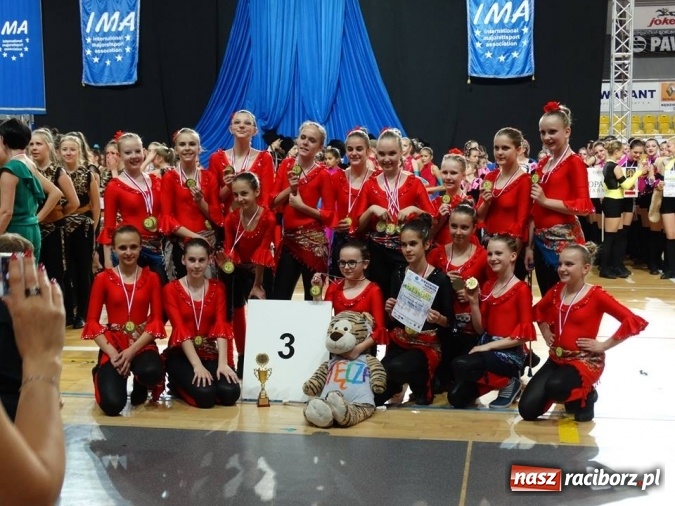 Zdjęcie w galerii na portalu naszraciborz.pl: Mażoretki ze Stowarzyszenia Kultury Ziemi Raciborskiej Źródło ponownie zdobywają Grand Prix Mistrzostw Polski  wiadomości z regionu