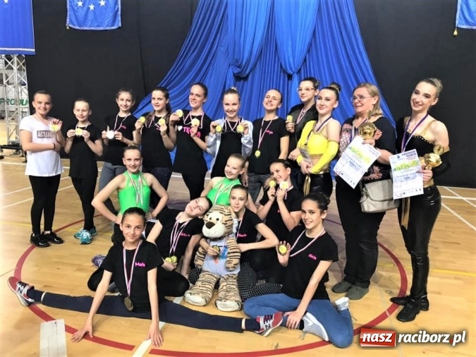 Zdjęcie w galerii na portalu naszraciborz.pl: Mażoretki ze Stowarzyszenia Kultury Ziemi Raciborskiej Źródło ponownie zdobywają Grand Prix Mistrzostw Polski  wiadomości z regionu