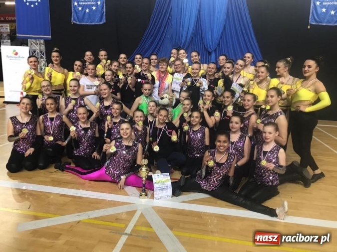 Zdjęcie w galerii na portalu naszraciborz.pl: Mażoretki ze Stowarzyszenia Kultury Ziemi Raciborskiej Źródło ponownie zdobywają Grand Prix Mistrzostw Polski  wiadomości z regionu