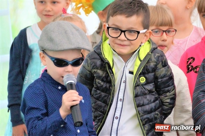 Zdjęcie w galerii na portalu naszraciborz.pl: Smerfy z Przedszkola w Nędzy świętowały Dzień Mamy i Taty  wiadomości z regionu