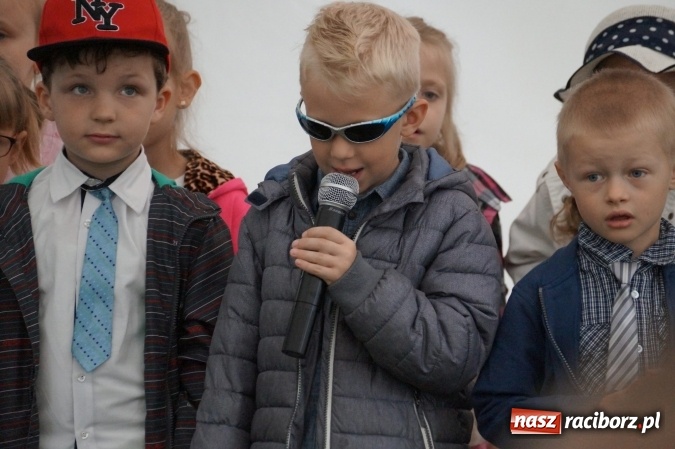 Zdjęcie w galerii na portalu naszraciborz.pl: Smerfy z Przedszkola w Nędzy świętowały Dzień Mamy i Taty  wiadomości z regionu