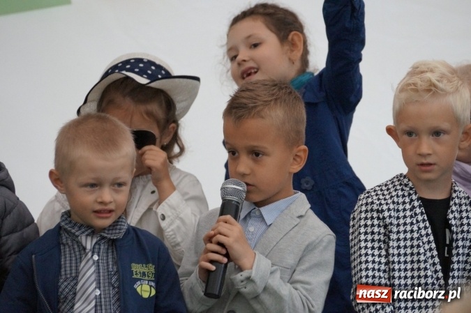 Zdjęcie w galerii na portalu naszraciborz.pl: Smerfy z Przedszkola w Nędzy świętowały Dzień Mamy i Taty  wiadomości z regionu