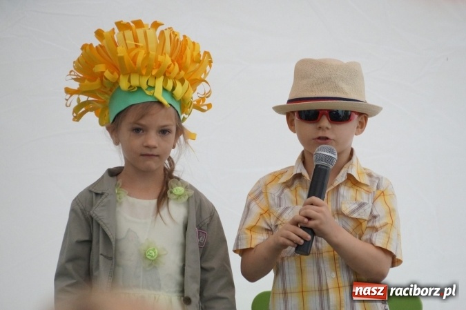 Zdjęcie w galerii na portalu naszraciborz.pl: Smerfy z Przedszkola w Nędzy świętowały Dzień Mamy i Taty  wiadomości z regionu