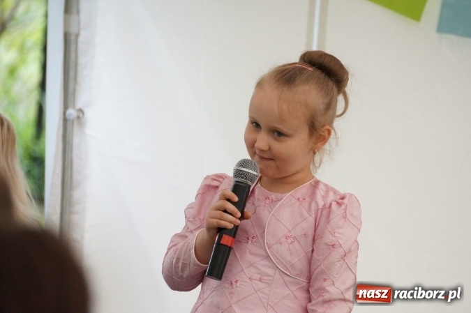 Zdjęcie w galerii na portalu naszraciborz.pl: Smerfy z Przedszkola w Nędzy świętowały Dzień Mamy i Taty  wiadomości z regionu