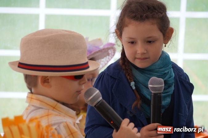 Zdjęcie w galerii na portalu naszraciborz.pl: Smerfy z Przedszkola w Nędzy świętowały Dzień Mamy i Taty  wiadomości z regionu