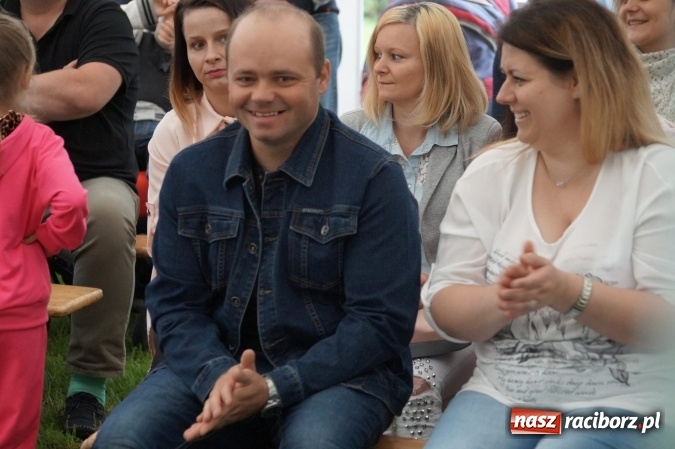 Zdjęcie w galerii na portalu naszraciborz.pl: Smerfy z Przedszkola w Nędzy świętowały Dzień Mamy i Taty  wiadomości z regionu