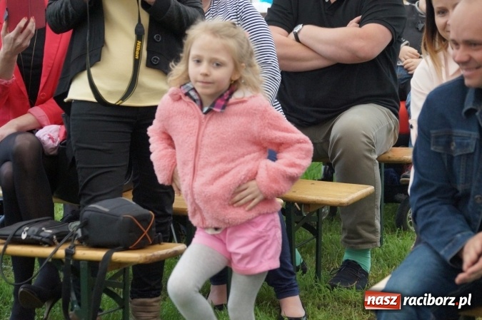 Zdjęcie w galerii na portalu naszraciborz.pl: Smerfy z Przedszkola w Nędzy świętowały Dzień Mamy i Taty  wiadomości z regionu