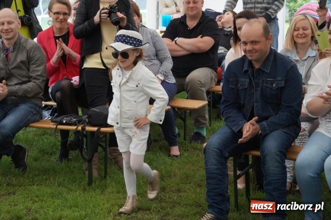 Zdjęcie w galerii na portalu naszraciborz.pl: Smerfy z Przedszkola w Nędzy świętowały Dzień Mamy i Taty  wiadomości z regionu