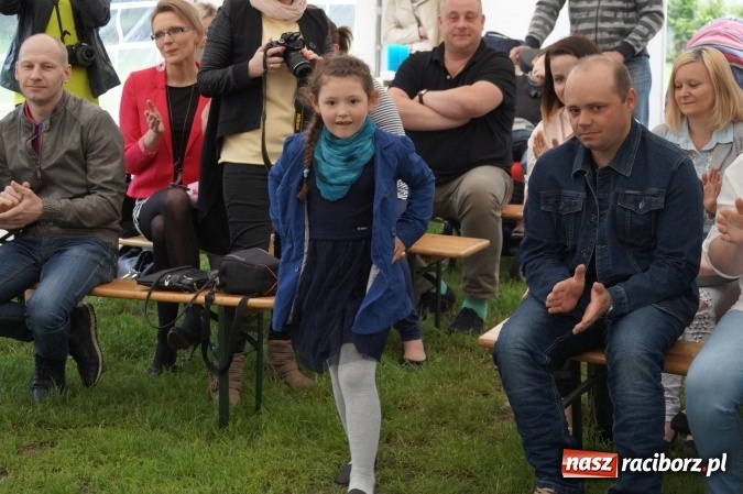 Zdjęcie w galerii na portalu naszraciborz.pl: Smerfy z Przedszkola w Nędzy świętowały Dzień Mamy i Taty  wiadomości z regionu