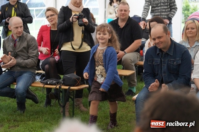 Zdjęcie w galerii na portalu naszraciborz.pl: Smerfy z Przedszkola w Nędzy świętowały Dzień Mamy i Taty  wiadomości z regionu