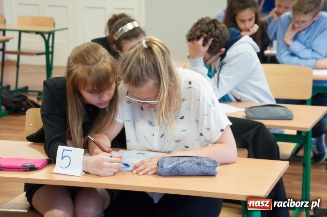 Zdjęcie w galerii na portalu naszraciborz.pl: Trzynasty Ekomat dla trzynastki. W SP 18 odbył się powiatowy konkurs matematyczno-przyrodniczy wiadomości z regionu