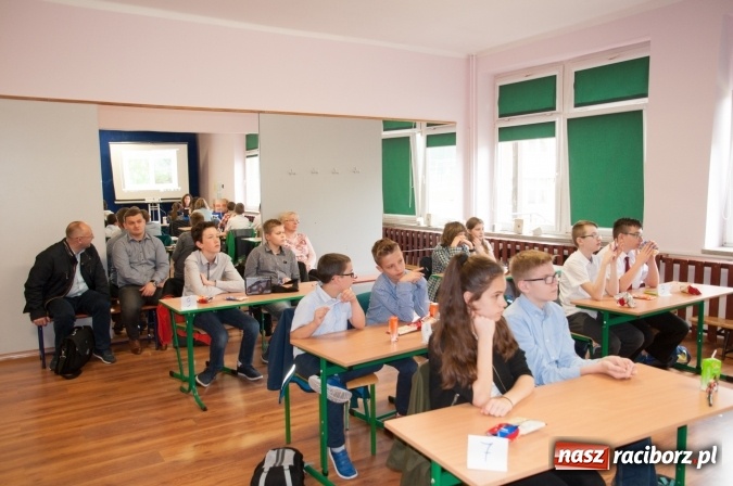 Zdjęcie w galerii na portalu naszraciborz.pl: Trzynasty Ekomat dla trzynastki. W SP 18 odbył się powiatowy konkurs matematyczno-przyrodniczy wiadomości z regionu