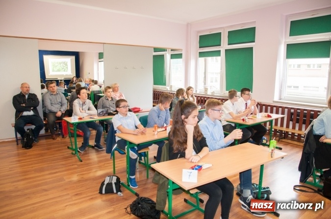 Zdjęcie w galerii na portalu naszraciborz.pl: Trzynasty Ekomat dla trzynastki. W SP 18 odbył się powiatowy konkurs matematyczno-przyrodniczy wiadomości z regionu