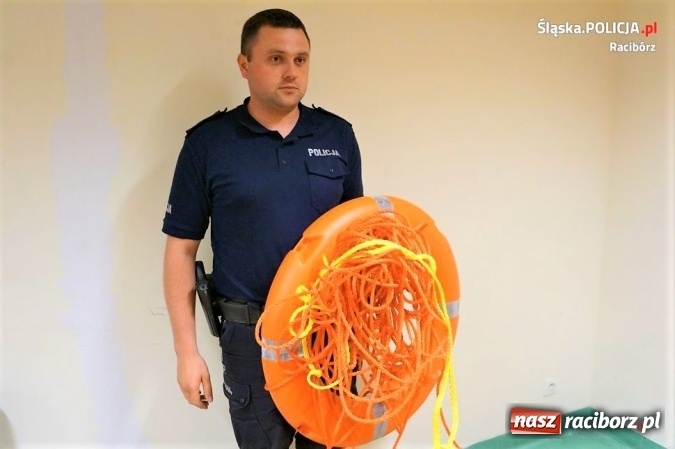 Zdjęcie w galerii na portalu naszraciborz.pl: Policjanci zatrzymali złodzieja, który ukradł koło ratunkowe z kładki dla pieszych wiadomości z regionu