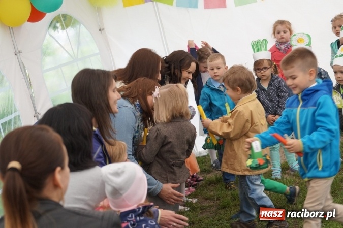 Zdjęcie w galerii na portalu naszraciborz.pl: Plastusie z Nędzy z programem dla rodziców  wiadomości z regionu