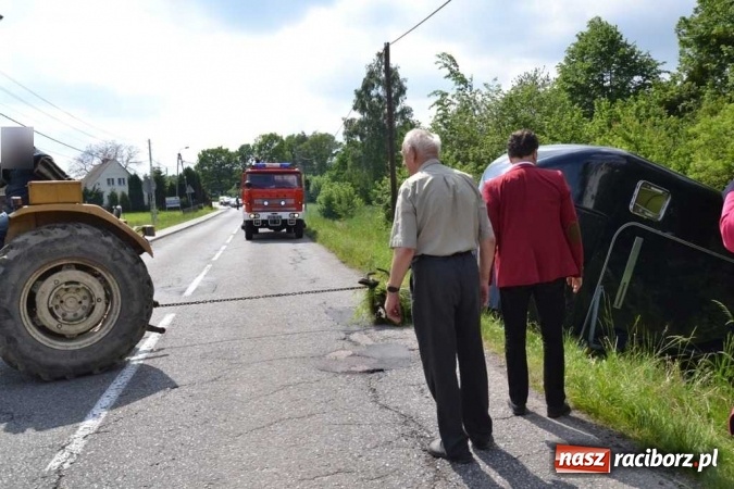 Zdjęcie w galerii na portalu naszraciborz.pl: Przyczepa z końmi wywróciła się na poboczu przy DW 919 Racibórz - Rudy- Gliwice FOTO wiadomości z regionu