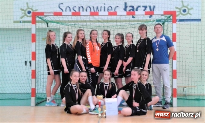 Zdjęcie w galerii na portalu naszraciborz.pl: Gimnazjalistki z Pietrowic Wielkich drugą siłą na Śląsku  wiadomości z regionu