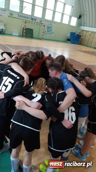 Zdjęcie w galerii na portalu naszraciborz.pl: Gimnazjalistki z Pietrowic Wielkich drugą siłą na Śląsku  wiadomości z regionu