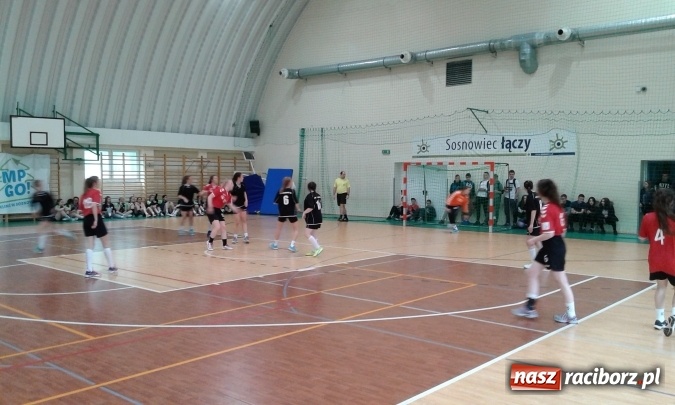 Zdjęcie w galerii na portalu naszraciborz.pl: Gimnazjalistki z Pietrowic Wielkich drugą siłą na Śląsku  wiadomości z regionu