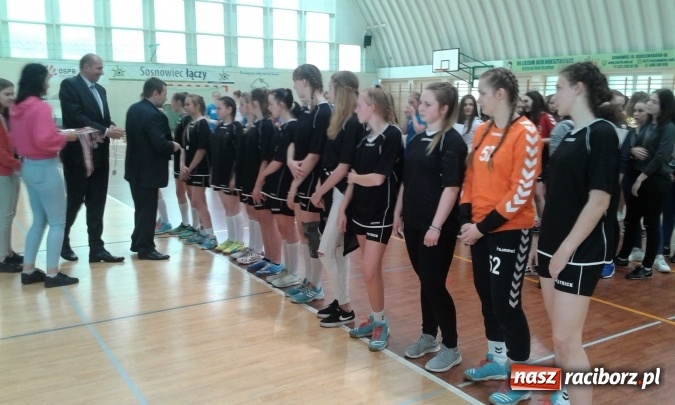 Zdjęcie w galerii na portalu naszraciborz.pl: Gimnazjalistki z Pietrowic Wielkich drugą siłą na Śląsku  wiadomości z regionu