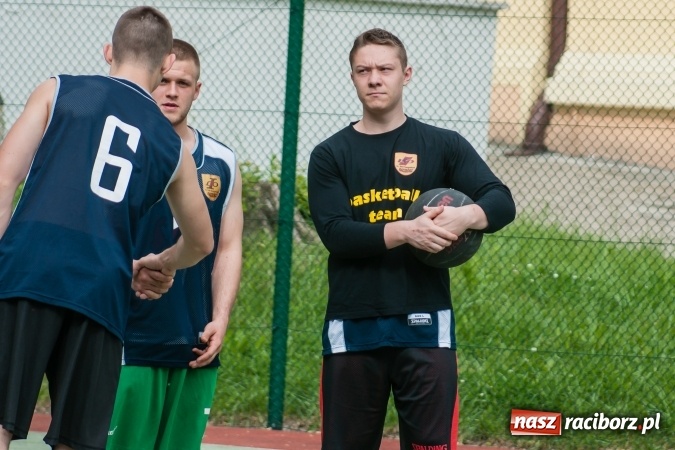 Zdjęcie w galerii na portalu naszraciborz.pl: Uczniowie raciborskich szkół rywalizowali w zawodach streetballa wiadomości z regionu