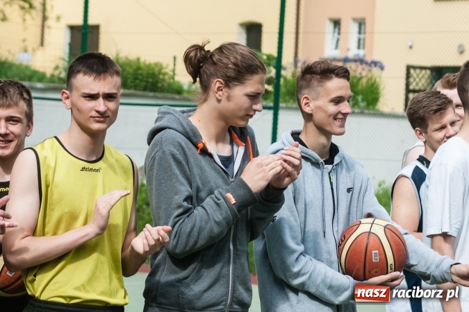 Zdjęcie w galerii na portalu naszraciborz.pl: Uczniowie raciborskich szkół rywalizowali w zawodach streetballa wiadomości z regionu