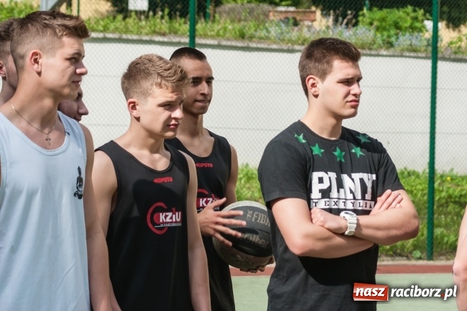 Zdjęcie w galerii na portalu naszraciborz.pl: Uczniowie raciborskich szkół rywalizowali w zawodach streetballa wiadomości z regionu