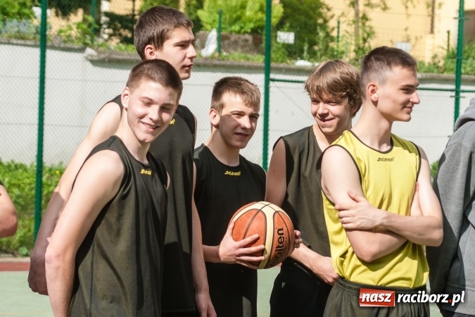 Zdjęcie w galerii na portalu naszraciborz.pl: Uczniowie raciborskich szkół rywalizowali w zawodach streetballa wiadomości z regionu