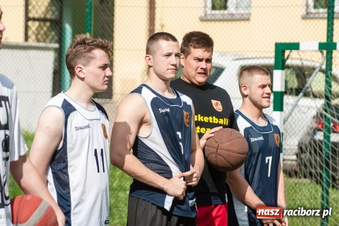 Zdjęcie w galerii na portalu naszraciborz.pl: Uczniowie raciborskich szkół rywalizowali w zawodach streetballa wiadomości z regionu