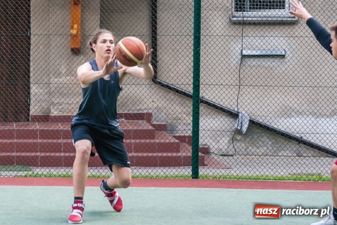 Zdjęcie w galerii na portalu naszraciborz.pl: Uczniowie raciborskich szkół rywalizowali w zawodach streetballa wiadomości z regionu